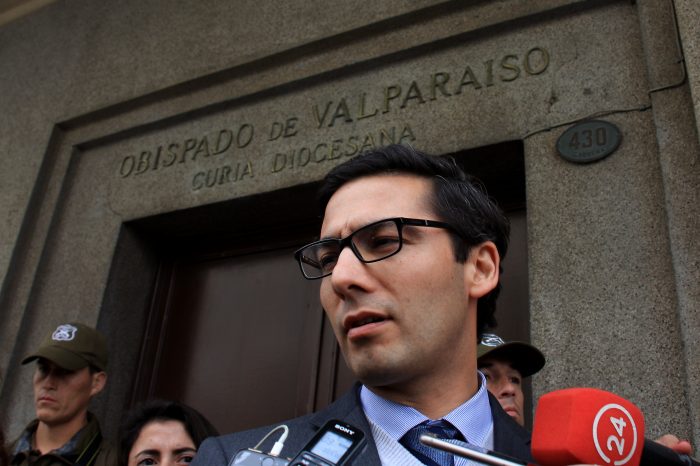 Fiscal Pérez denuncia que Obispado de Valparaíso ocultó documentos “bajo una manta” durante allanamiento Fiscal Pérez denuncia que Obispado de Valparaíso ocultó documentos “bajo una manta” durante allanamiento