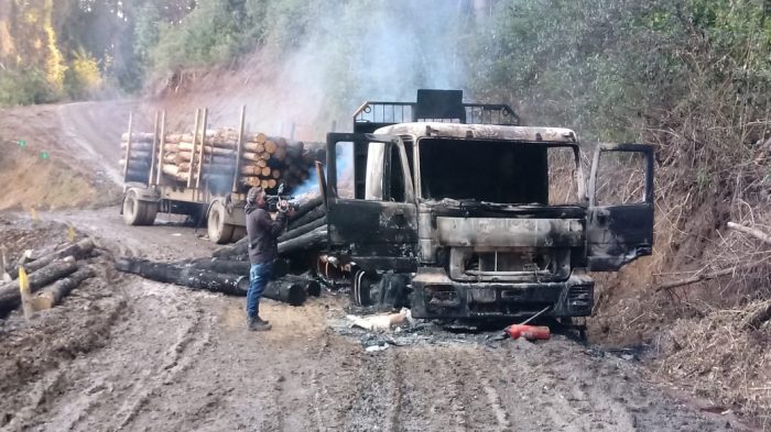 Ataque en La Araucanía: 4 camiones fueron quemados y un hombre resultó herido