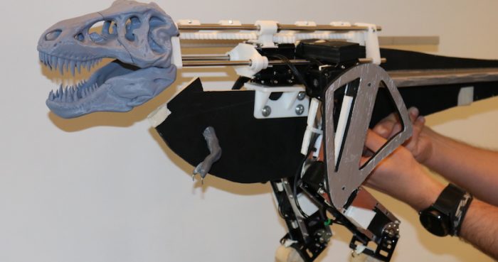 Científico chileno presenta su terópobot, el robot con el que estudia cómo se movían los dinosaurios Científico chileno presenta su terópobot, el robot con el que estudia cómo se movían los dinosaurios