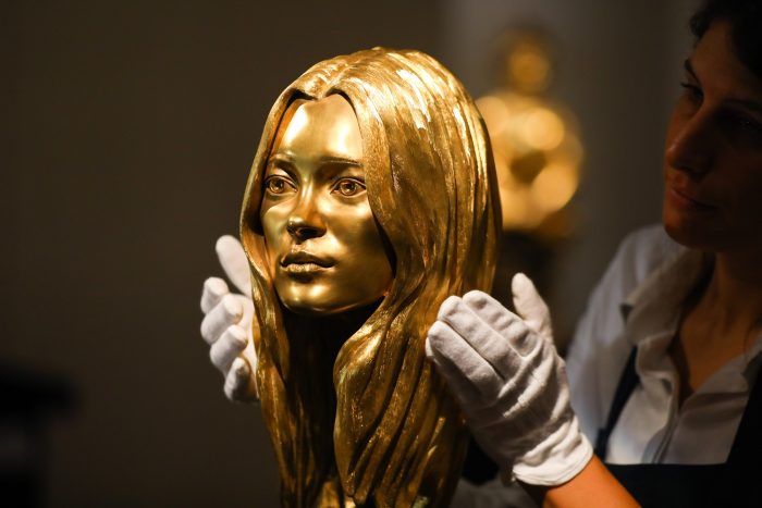 Por si le sobró algo del CiberDay: rematan cabeza de oro de Kate Moss en 515 mil dólares Por si le sobró algo del CiberDay: rematan cabeza de oro de Kate Moss en 515 mil dólares