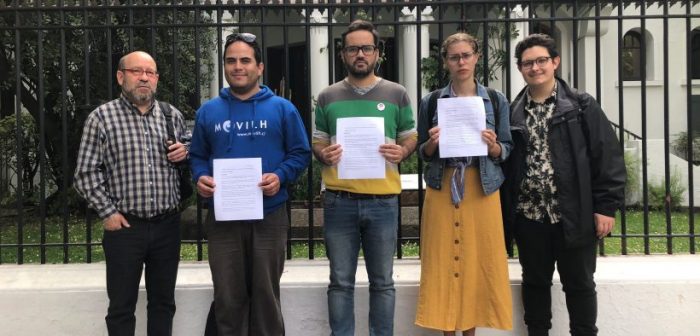 Fundación Iguales y Movilh protestaron en la UDI por la cita Van Rysselberghe-Bolsonaro Fundación Iguales y Movilh protestaron en la UDI por la cita Van Rysselberghe-Bolsonaro