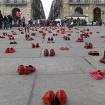 Instalación sobre el femicidio “Zapatos rojos” de la artista mexicana Elina Chauvet se presentará en Chile