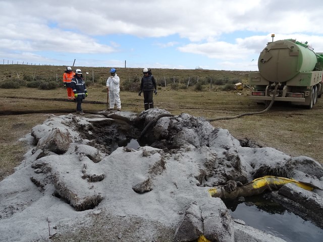 Derrame de petróleo en Tierra del Fuego: Schmidt asegura que está “contenido” y Girardi anuncia acciones penales Derrame de petróleo en Tierra del Fuego: Schmidt asegura que está “contenido” y Girardi anuncia acciones penales