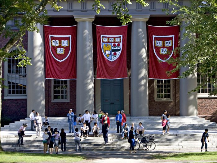 La cuna de economistas top sigue en el ojo del huracán: polémica por criterios de admisión en Harvard