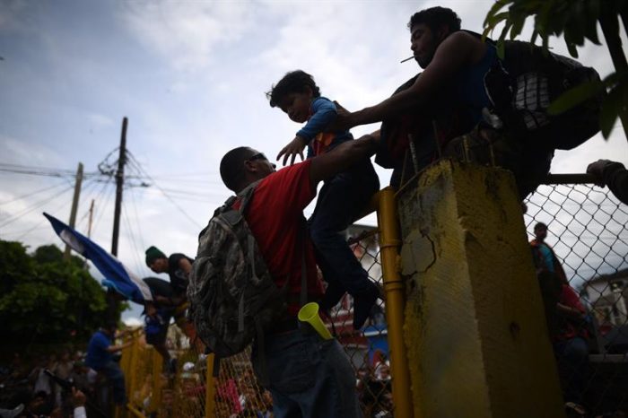 Caravana de migrantes rompe cordón policial en Guatemala y entra a México Caravana de migrantes rompe cordón policial en Guatemala y entra a México