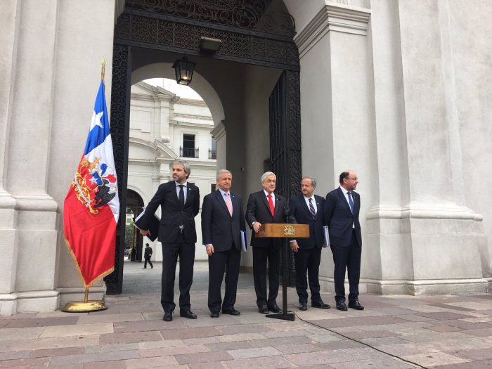 Oposición advierte que reforma de pensiones de Piñera sólo “enriquece más a las AFP” y que los cambios son “cosméticos” Oposición advierte que reforma de pensiones de Piñera sólo “enriquece más a las AFP” y que los cambios son “cosméticos”