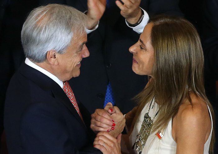“Paso”: Ministra Plá elude comentar el chiste de la minifalda de Piñera “Paso”: Ministra Plá elude comentar el chiste de la minifalda de Piñera