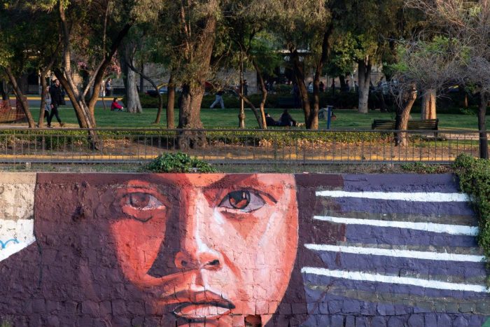 Los versos de Raúl Zurita y los murales «disruptivos» en el río Mapocho Los versos de Raúl Zurita y los murales «disruptivos» en el río Mapocho