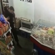Sorprenden a policía robando un fiambre del supermercado