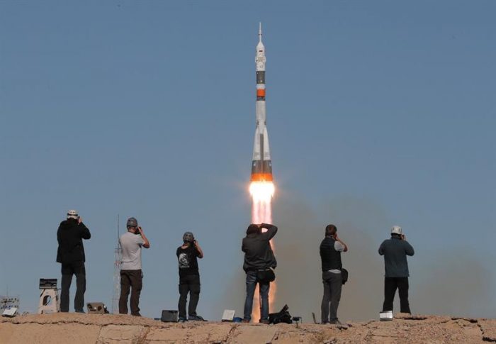 Rescatan a astronautas de la nave Soyuz que tuvo que aterrizar de emergencia tras falla en cohete Rescatan a astronautas de la nave Soyuz que tuvo que aterrizar de emergencia tras falla en cohete
