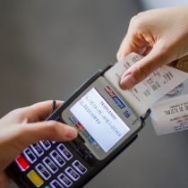 Fin del contrato entre Santander y Transbank remece el monopolio del mercado del pago electrónico