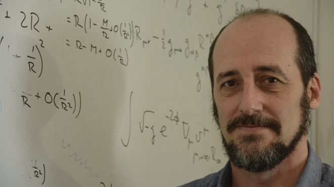 “Estamos viajando al futuro constantemente”: el físico Roberto Emparán, sobre las aparentes rarezas de la teoría de la relatividad de Albert Einstein “Estamos viajando al futuro constantemente”: el físico Roberto Emparán, sobre las aparentes rarezas de la teoría de la relatividad de Albert Einstein