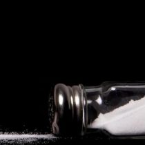 ¿Es una dieta baja en sal tan perjudicial para la salud como consumir demasiada?