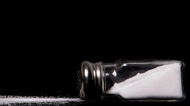 ¿Es una dieta baja en sal tan perjudicial para la salud como consumir demasiada?
