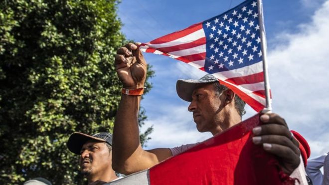 Caravana de migrantes en Tijuana: “Ya estamos aquí. Queremos que Estados Unidos nos escuche”, cientos se manifiestan pacíficamente en la garita de la frontera Caravana de migrantes en Tijuana: “Ya estamos aquí. Queremos que Estados Unidos nos escuche”, cientos se manifiestan pacíficamente en la garita de la frontera