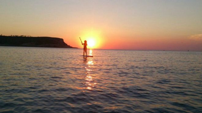 El paddle board: el deporte sobre olas para quienes «temen» al surf El paddle board: el deporte sobre olas para quienes