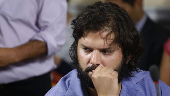 Fin de semana para el olvido: Gabriel Boric es parteado tras cometer tres infracciones mientras andaba en motocicleta Fin de semana para el olvido: Gabriel Boric es parteado tras cometer tres infracciones mientras andaba en motocicleta
