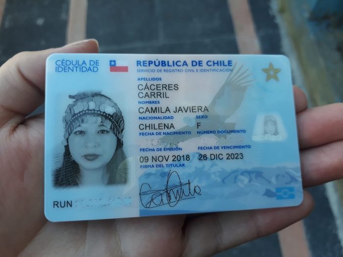 Joven mapuche sacó su carné con su trarilonko: “No se puede prohibir a alguien demostrar su cultura” Joven mapuche sacó su carné con su trarilonko: “No se puede prohibir a alguien demostrar su cultura”