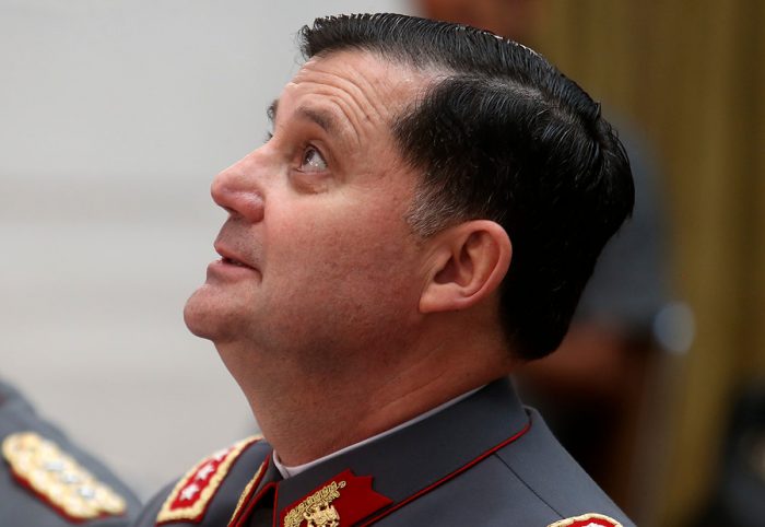 La Moneda pide explicaciones a Comandante en Jefe del Ejército por revelaciones sobre venta de armas a criminales La Moneda pide explicaciones a Comandante en Jefe del Ejército por revelaciones sobre venta de armas a criminales
