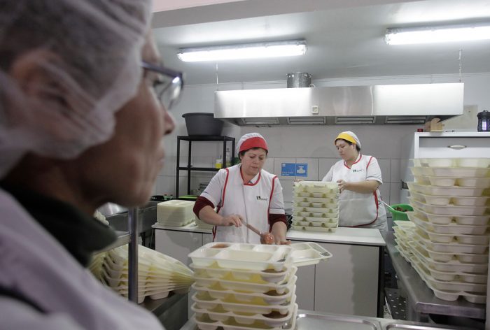 Alertan sobre impacto en cientos de empleos a partir de nueva licitación en la Junaeb Alertan sobre impacto en cientos de empleos a partir de nueva licitación en la Junaeb