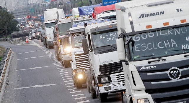 Camioneros amenazan con paro indefinido si el Gobierno no regula las alzas del petróleo Camioneros amenazan con paro indefinido si el Gobierno no regula las alzas del petróleo