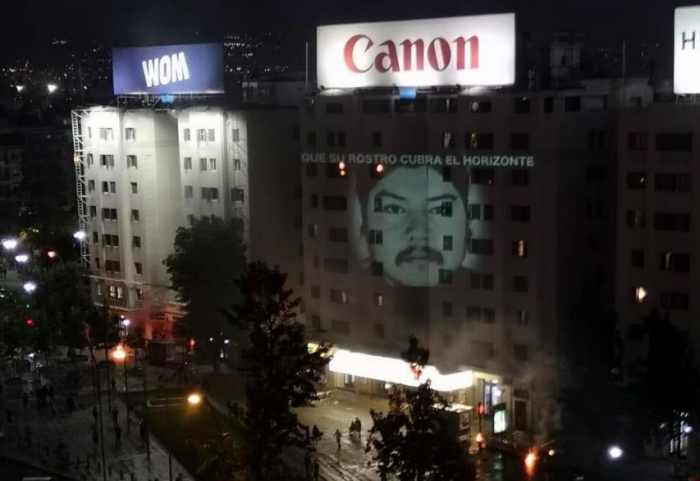 Proyectan imagen gigante de Camilo Catrillanca en medio del desalojo policial en Plaza Italia Proyectan imagen gigante de Camilo Catrillanca en medio del desalojo policial en Plaza Italia
