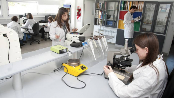 Científicos chilenos llaman a abrir los laboratorios a investigadores de Venezuela y Nicaragua Científicos chilenos llaman a abrir los laboratorios a investigadores de Venezuela y Nicaragua
