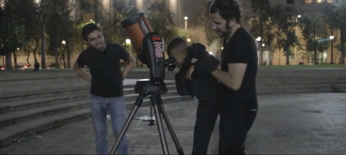 Intervención urbana: Astrónomos sorprenden a transeúntes con invitación a mirar el cielo Intervención urbana: Astrónomos sorprenden a transeúntes con invitación a mirar el cielo
