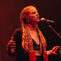 Perotá Chingó y su canto latinoamericano que incendiaron la noche de Santiago