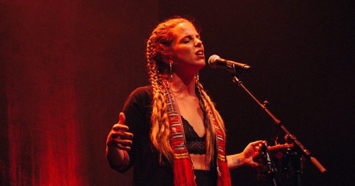 Perotá Chingó y su canto latinoamericano que incendiaron la noche de Santiago Perotá Chingó y su canto latinoamericano que incendiaron la noche de Santiago