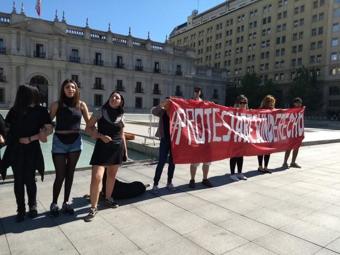 Estudiantes se manifiestan frente a La Moneda: “El proyecto Aula Segura es una muestra más de las prácticas represivas del Gobierno” Estudiantes se manifiestan frente a La Moneda: