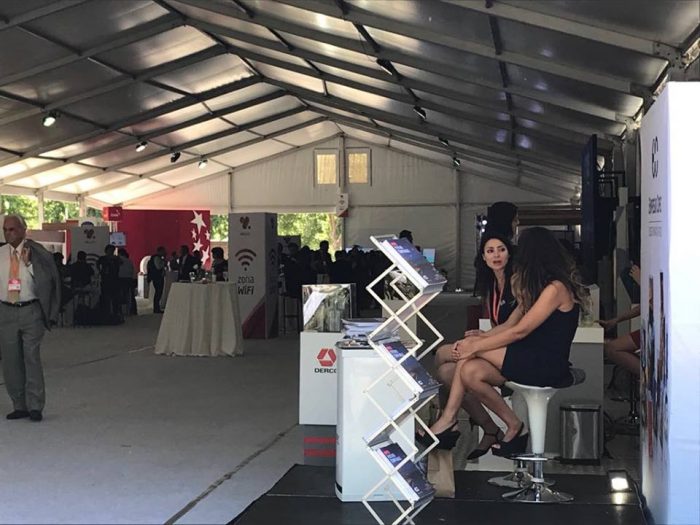 Escenario tipo circo y promotoras más vestidas en la trastienda de Enade 2018 Escenario tipo circo y promotoras más vestidas en la trastienda de Enade 2018