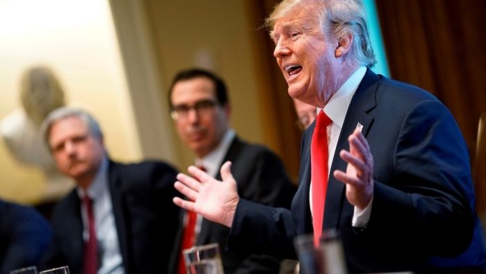 Donald Trump amenaza con disparar a los migrantes si éstos tiran “piedras a nuestros militares” Donald Trump amenaza con disparar a los migrantes si éstos tiran