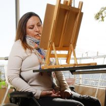 Artista tretapléjica que pinta con la boca da inicio a mes de la discapacidad en Biblioteca de Santiago
