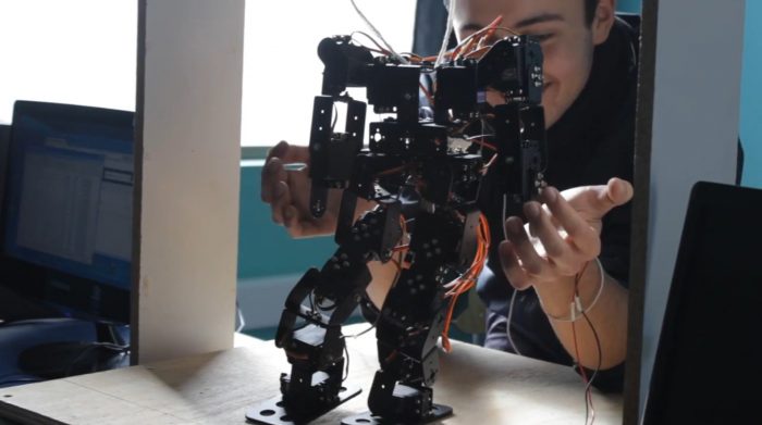 “TARS”: el robot creado por escolares de La Serena y que ayuda a niños autistas “TARS”: el robot creado por escolares de La Serena y que ayuda a niños autistas