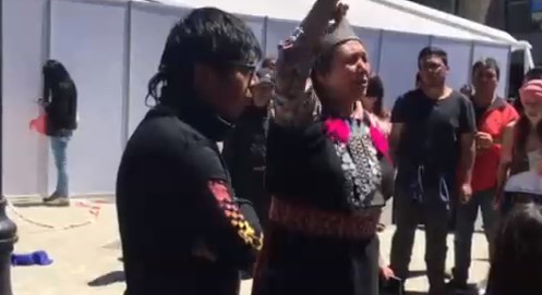 Lonko Juana Calfunao entrega mensaje afuera de la Intendencia Regional de La Araucanía Lonko Juana Calfunao entrega mensaje afuera de la Intendencia Regional de La Araucanía