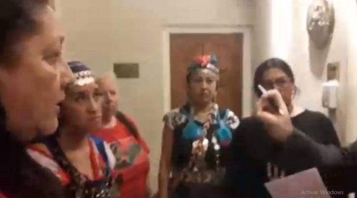 Activistas mapuche entregan carta en Consulado de Chile en Buenos Aires en repudio por la muerte de Camilo Catrillanca Activistas mapuche entregan carta en Consulado de Chile en Buenos Aires en repudio por la muerte de Camilo Catrillanca