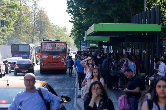 Corte de luz afecta a una decena de comunas de Santiago y causa estragos en el Metro Corte de luz afecta a una decena de comunas de Santiago y causa estragos en el Metro