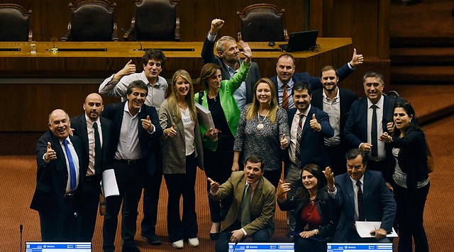 Diputados de la ex Nueva Mayoría dan los votos para la aprobación de Aula Segura Diputados de la ex Nueva Mayoría dan los votos para la aprobación de Aula Segura