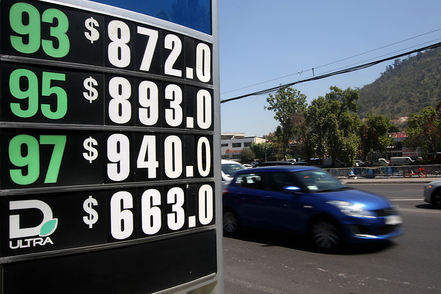 Felipe Larraín anuncia caída en el precio de los combustibles para esta semana y la siguiente