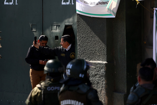 Gendarmes en paro bloquean Santiago 1 y evitan acceso de Carabineros: “Este territorio es nuestro” Gendarmes en paro bloquean Santiago 1 y evitan acceso de Carabineros: “Este territorio es nuestro”