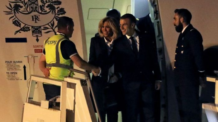 El incómodo momento de Macron al no ser recibido por nadie en el aeropuerto El incómodo momento de Macron al no ser recibido por nadie en el aeropuerto