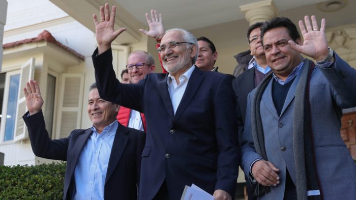 Carlos Mesa inscribe su candidatura en las primarias presidenciales y solicita inhabilitar a Evo Morales Carlos Mesa inscribe su candidatura en las primarias presidenciales y solicita inhabilitar a Evo Morales