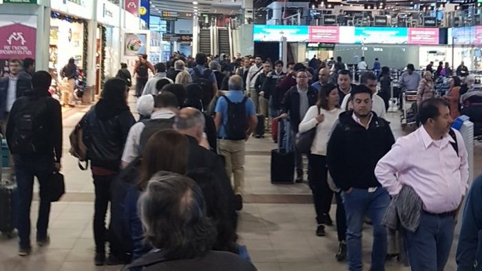 Usuarios reportan colapso en Aeropuerto de Santiago Usuarios reportan colapso en Aeropuerto de Santiago