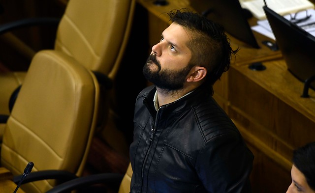 Diputado Boric pasará a Comisión de Ética por colaborar en el ingreso sin autorización de un grupo de mujeres al Congreso Diputado Boric pasará a Comisión de Ética por colaborar en el ingreso sin autorización de un grupo de mujeres al Congreso