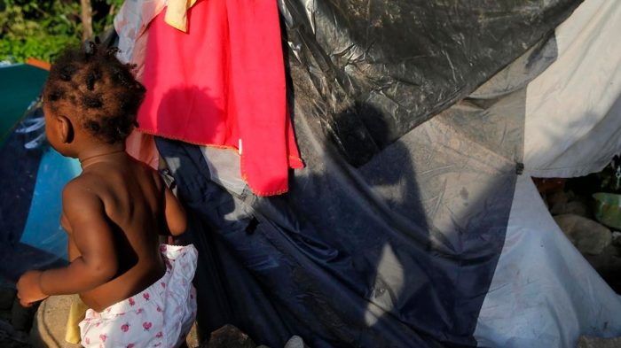 Haitianas resisten a gritos contra condiciones de vivienda indignas en Estación Central Haitianas resisten a gritos contra condiciones de vivienda indignas en Estación Central