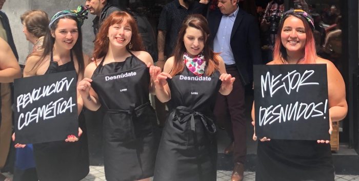 Staff de marca cosmética se desnuda para crear conciencia sobre uso indiscriminado de plástico Staff de marca cosmética se desnuda para crear conciencia sobre uso indiscriminado de plástico