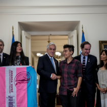 En ceremonia express y sin parlamentarios, La Moneda promulga la Ley de Identidad de Género