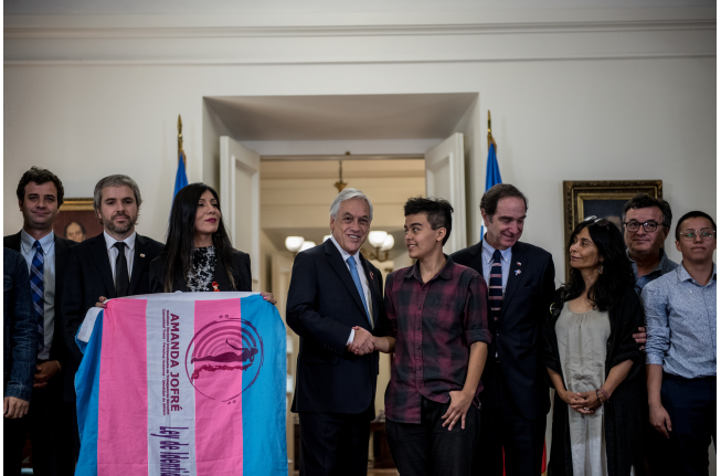 En ceremonia express y sin parlamentarios, La Moneda promulga la Ley de Identidad de Género