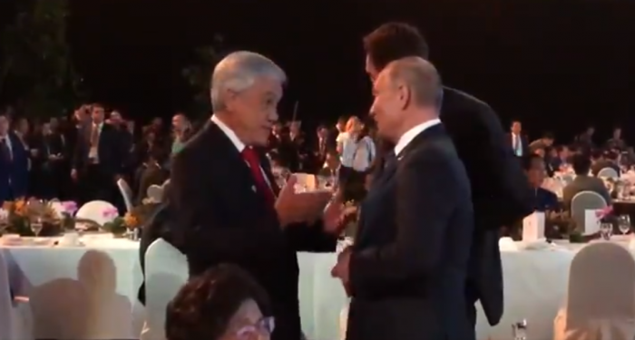 Sólo alcanzó para un saludo: Piñera no logró reunión bilateral con Putin Sólo alcanzó para un saludo: Piñera no logró reunión bilateral con Putin
